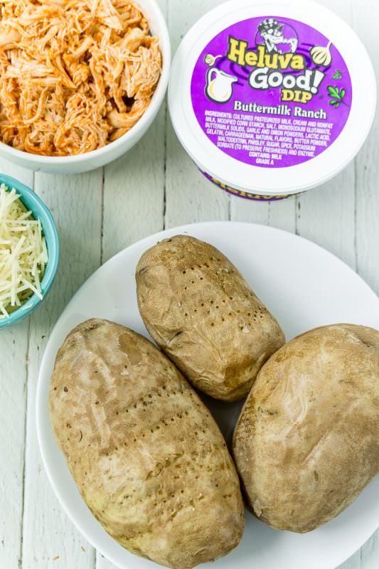 Ingredience potřebné pro buvolí kuřecí bramborové kůže