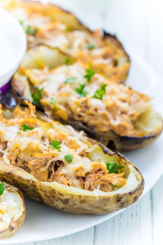 Esta receta de pieles de patata y pollo búfalo es más saludable que conseguirlas en un restaurante