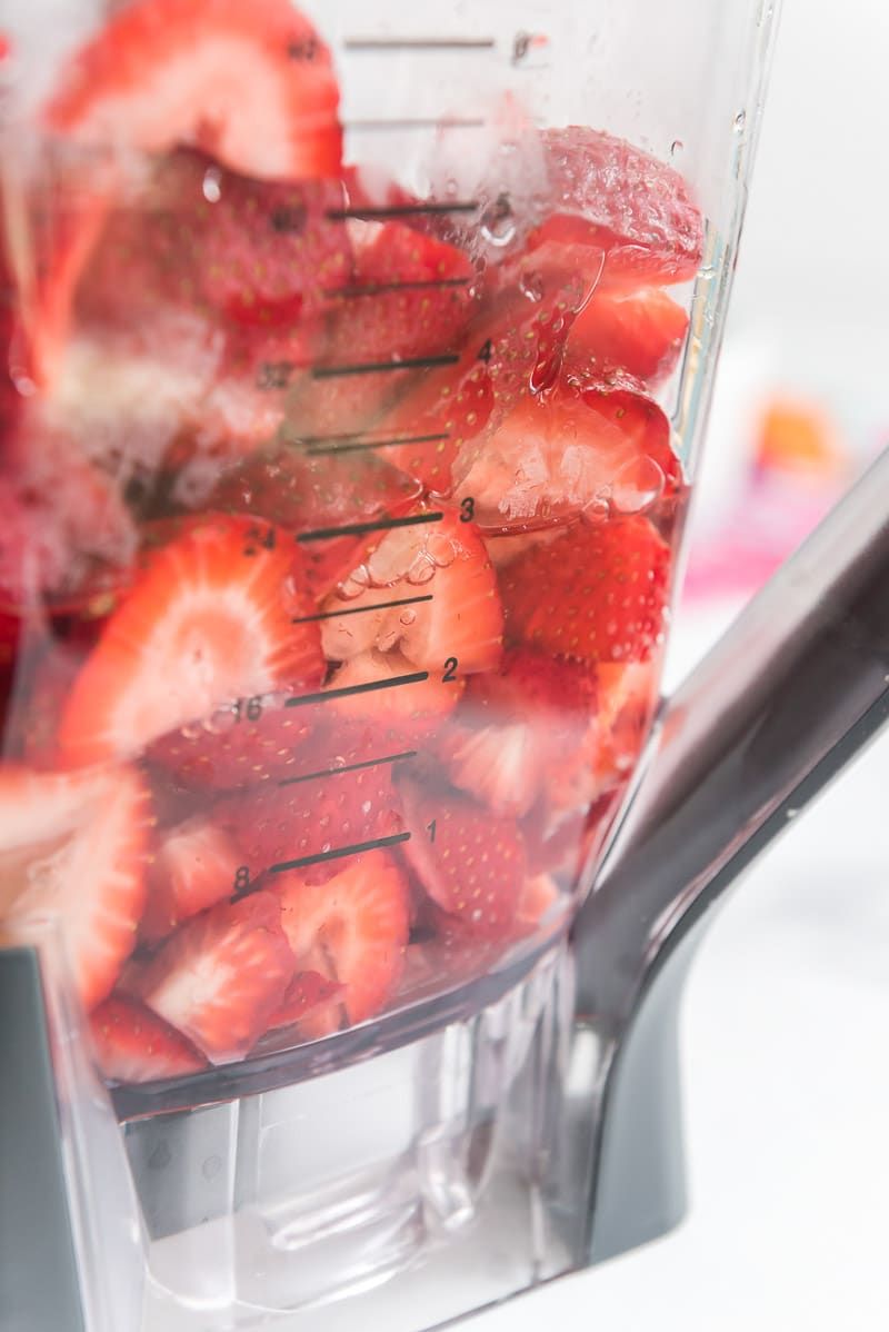 Maasikasupi jaoks blender täis maasikaid