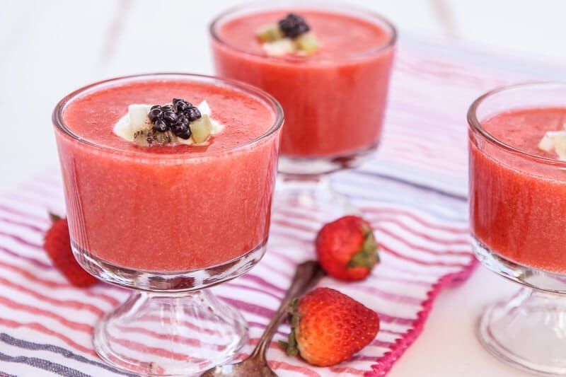 Αυτή η σούπα φράουλας έχει σχεδόν σαν λιωμένο smoothie εκτός από το καλύτερο. Μια τόσο απλή και εύκολη συνταγή που χρησιμοποιεί φρέσκες φράουλες για να δημιουργήσει μια υγιεινή επιλογή επιδόρπιο. Σίγουρα μία από τις πιο μοναδικές ιδέες για φράουλες και ιδανική για διασκεδαστικό καλοκαίρι!