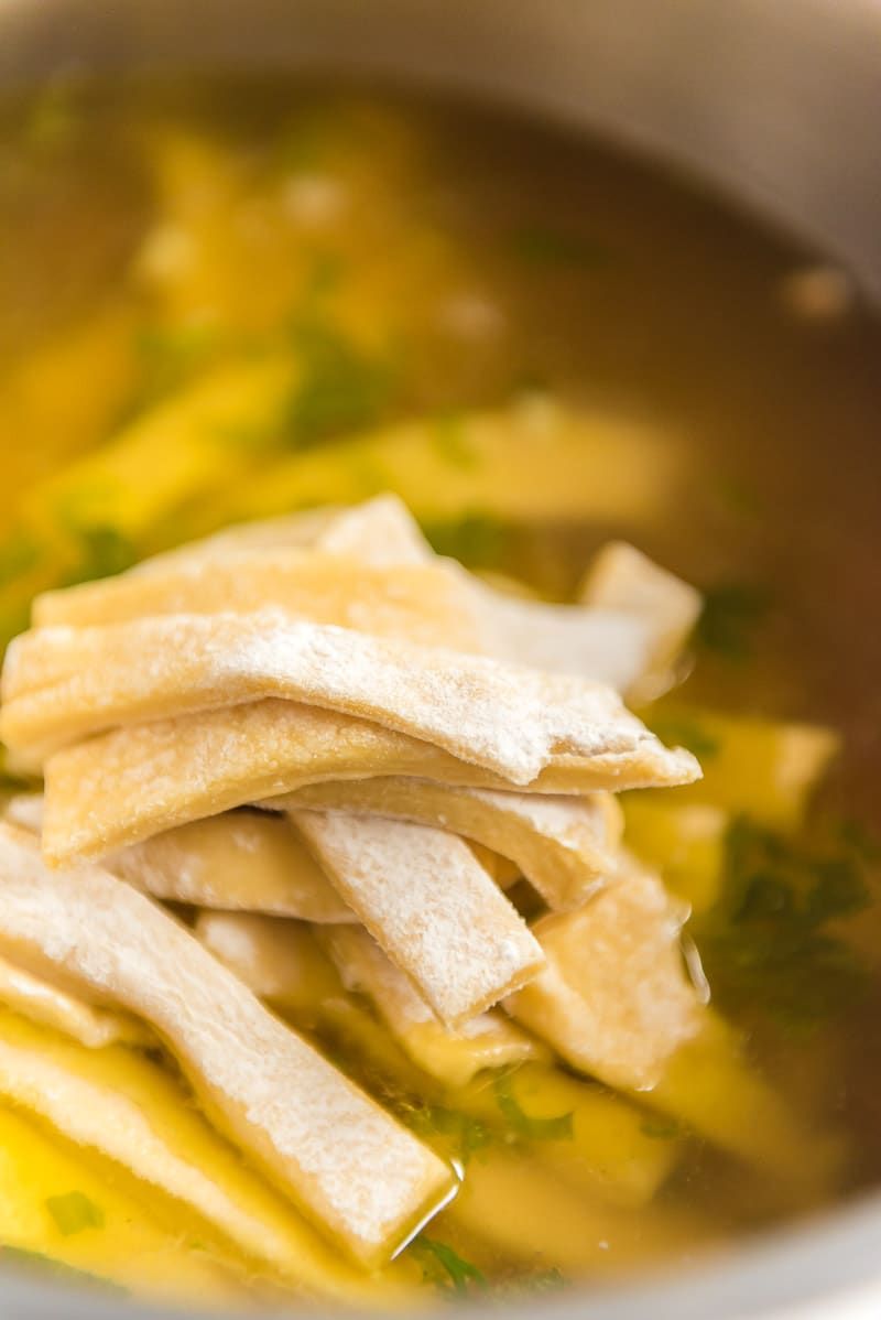 Afegir fideus d’ou a la sopa de fideus de pollastre casolana