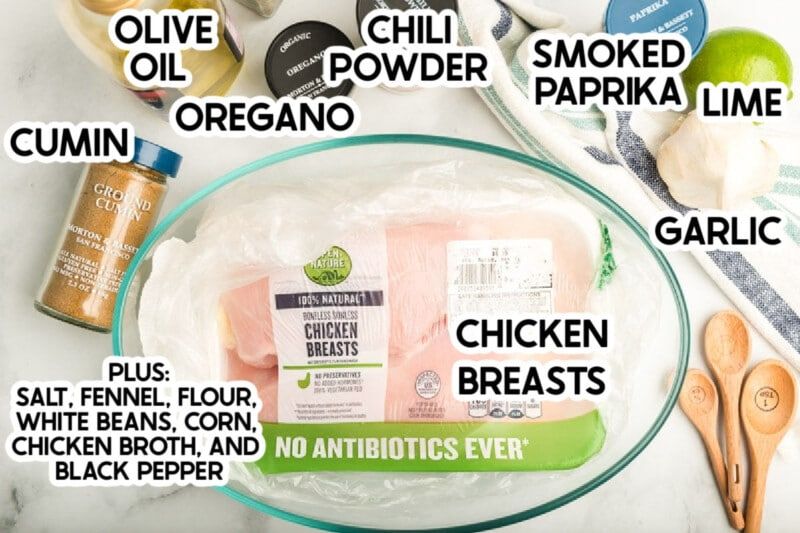 pechugas de pollo, especias y otros ingredientes con etiquetas