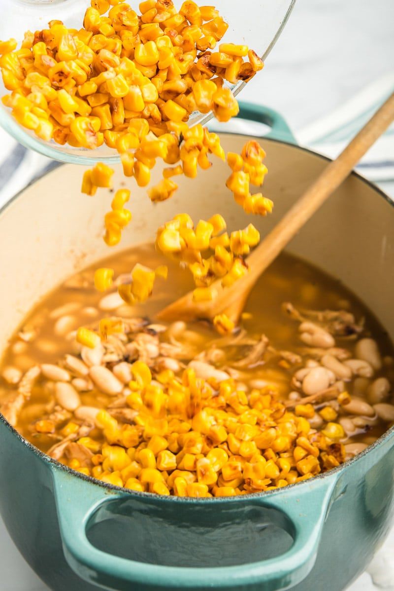 Agregar maíz para hacer el mejor chile de pollo blanco