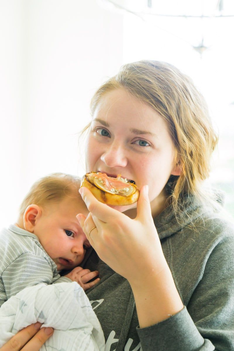 Uživanje v angleški muffin pici z otroki