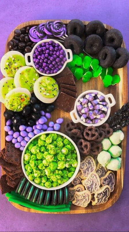 Halloween-dessertbord met veel chocolade en gummy-snoepjes