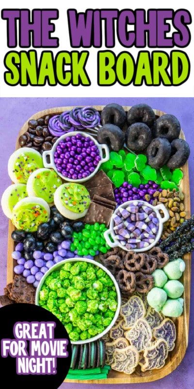 Houten bord met veel paarse en groene snacks en tekst voor Pinterest