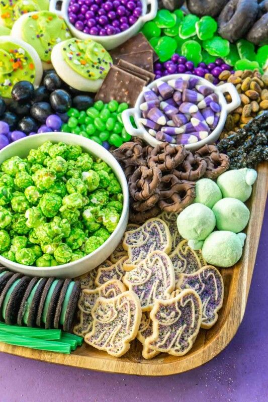 Tuvu Helovīna deserta dēļa attēls ar cepumiem un konfektēm