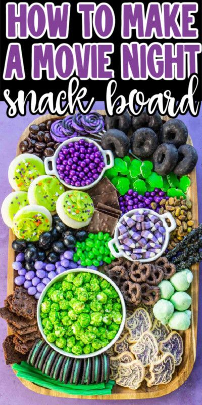 Houten bord met veel paarse en groene snacks en tekst voor Pinterest