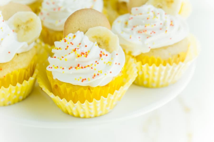 banana pudding cupcakes na may mga budburan sa itaas
