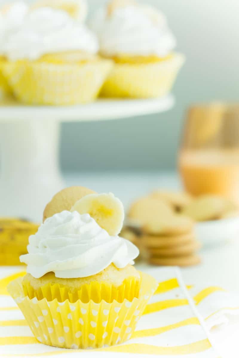 Cupcakes de pudín de plátano en un soporte para tartas con uno en la parte delantera