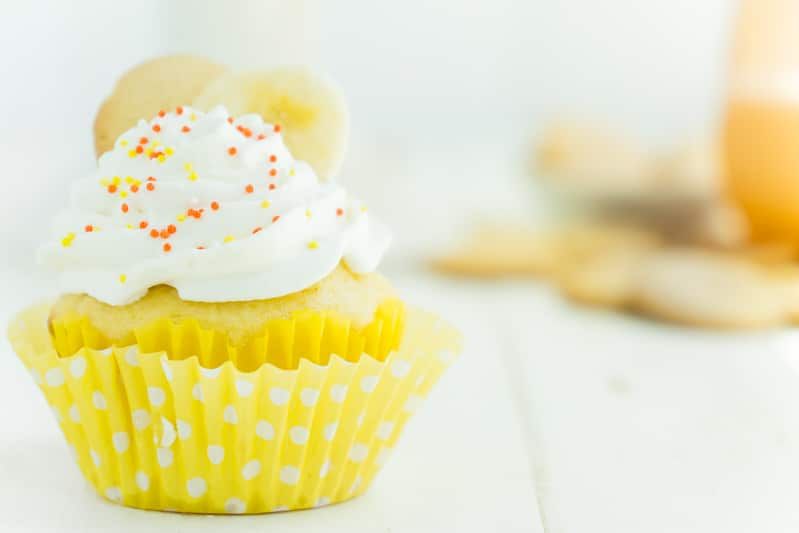 Een bananenpudding cupcake in een gele cupcake wikkel