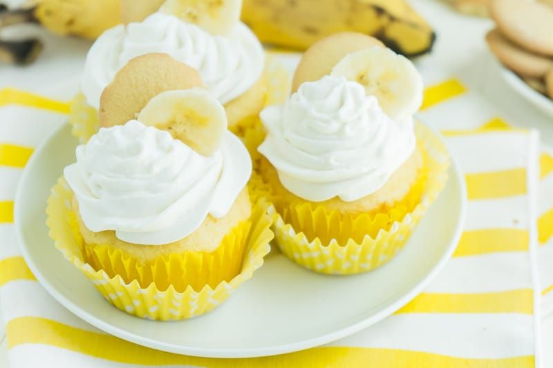 Drie bananenpudding cupcakes met slagroom glazuur