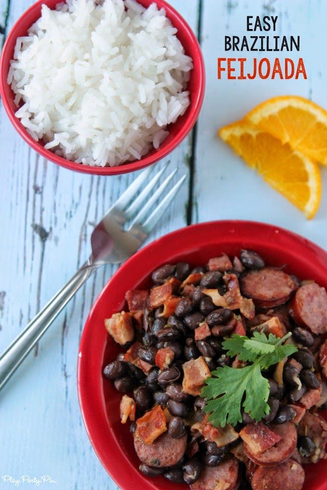 Díky slanině, klobásě, černým fazolím a rýži je tato brazilská feijoada dokonalým pohodlným jídlem, recept z playpartyplan.com
