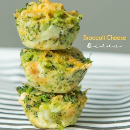 Estos bocados de queso y brócoli son excelentes aperitivos rápidos y fáciles, ¡una excelente opción saludable para un brunch o una fiesta!