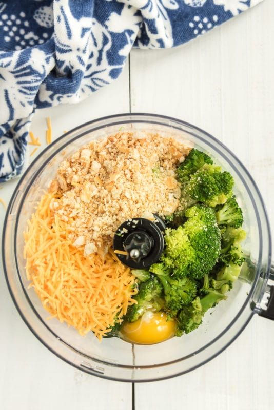 Bahan untuk gigitan brokoli dalam pemproses makanan