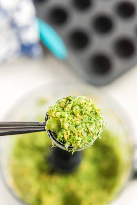 Una cucharada de mezcla de picaduras de brócoli
