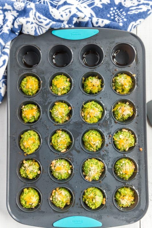 Molde para muffins con bocados de brócoli