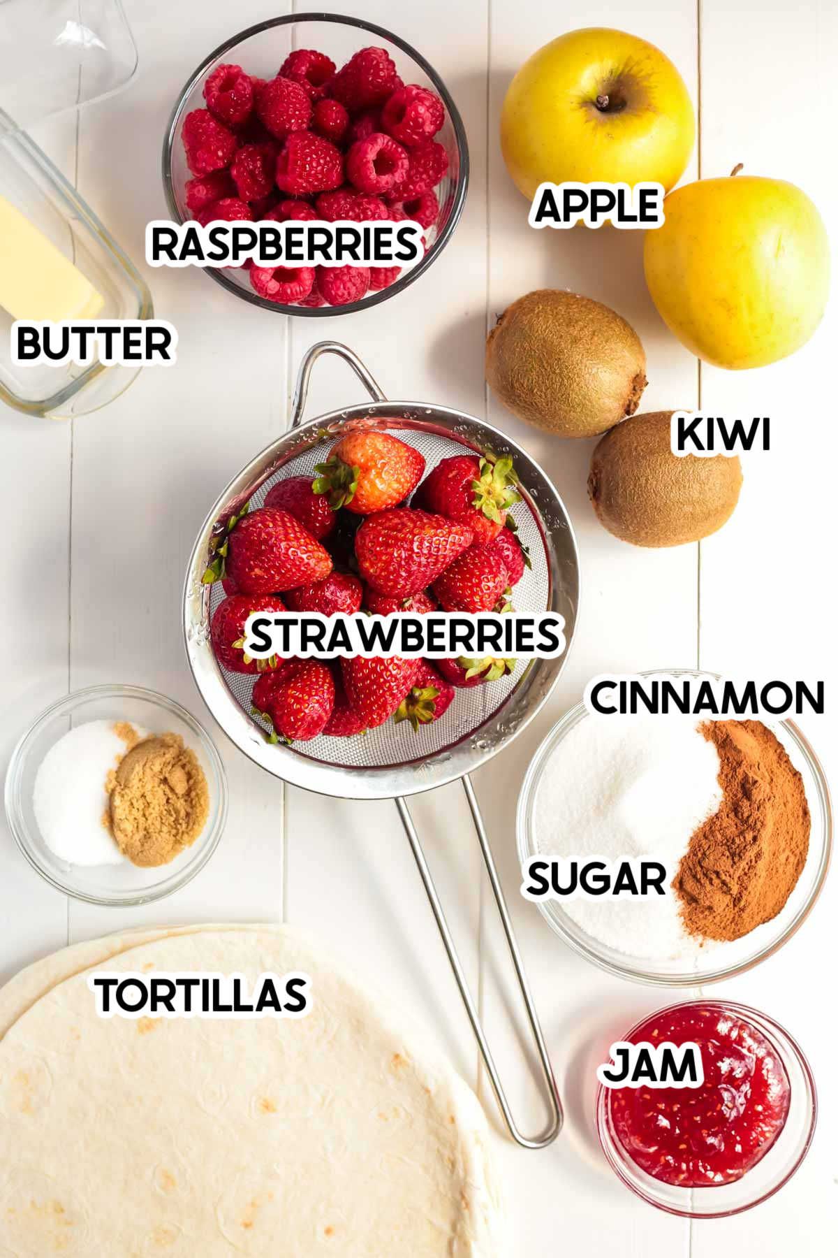 γυάλινα μπολ με φρούτα και άλλα συστατικά για σάλσα φρούτων