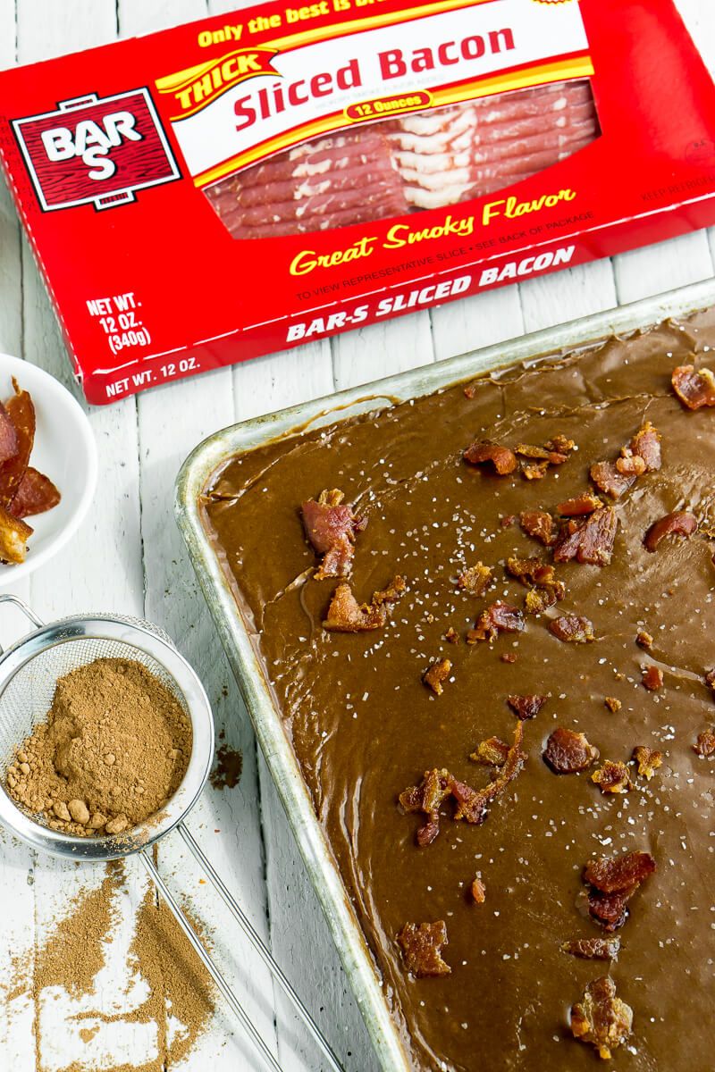 Použijte slaninu Bar-S pro tento recept na plechový dort z Texasu!