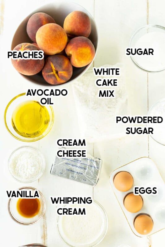Pêssegos frescos, açúcar e outros ingredientes para fazer bolo de pêssego