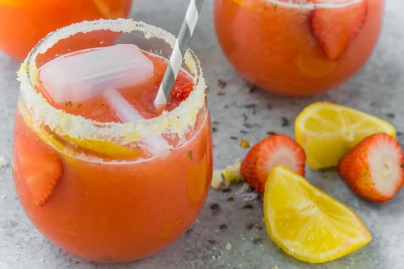 Una receta fácil de limonada de lavanda y fresa para fiestas