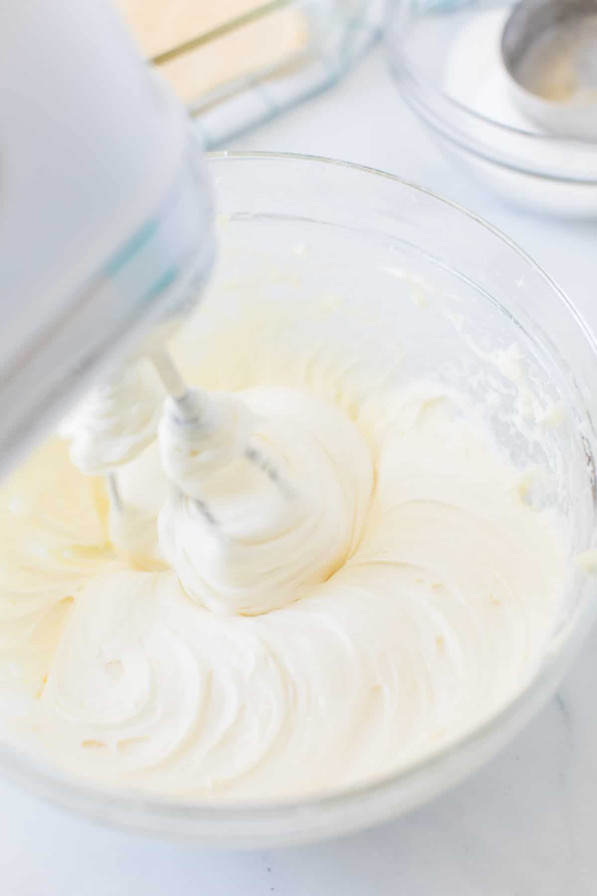 Batidora de mano para mezclar queso crema y azúcar para tarta de queso sopapilla