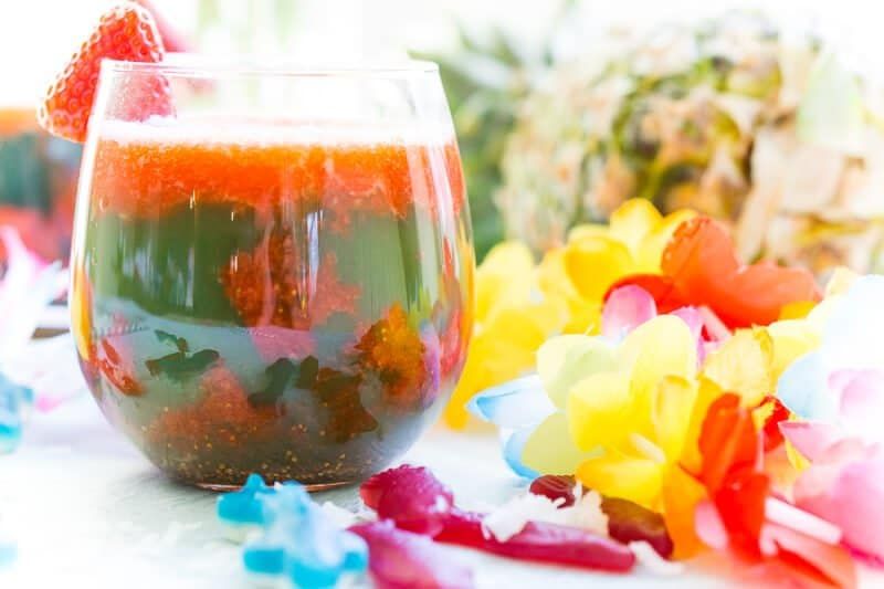 Esta sencilla receta de cóctel sin alcohol está inspirada en Te Fiti en la película Moana. Con un poco de puré de fresa dulce mezclado con jugos tropicales,