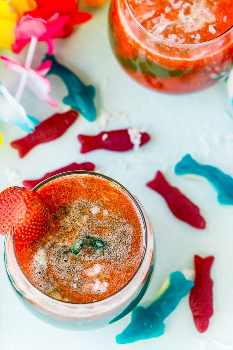 See lihtne kokteiliretsept on inspireeritud Te Fiti filmist Moana. Väikese magusa maasikapüreega, mis on segatud troopiliste mahladega, see