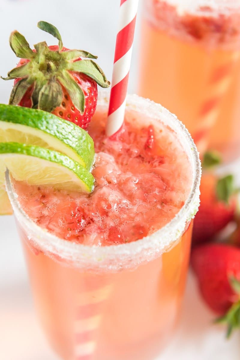Mocktail stroberi dihiasi dengan buah sitrus strawberi