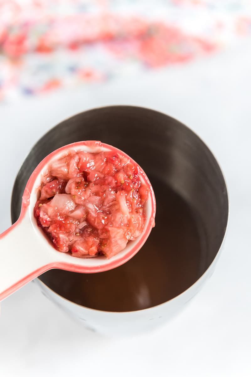 Simpleng strawberry syrup para sa isang strawberry mocktail