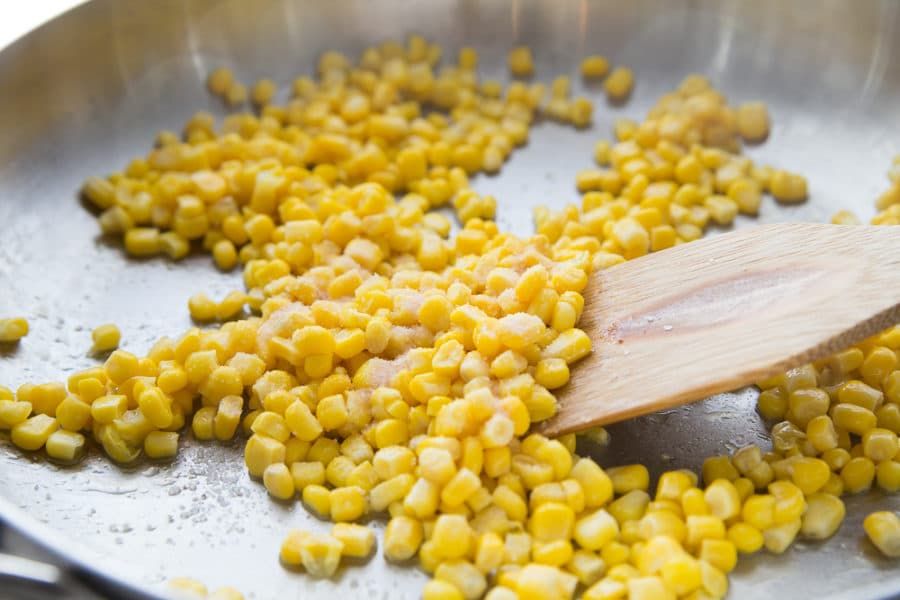 Karmelizująca kukurydza do dodania do tych prostych enchilad z kurczaka