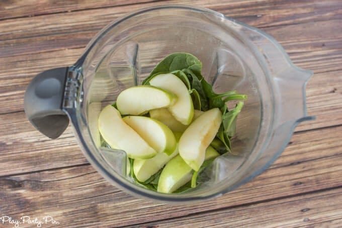 Aquesta recepta de batut de color verd menta està plena de fulles verdes, fruites verdes i proteïnes en una deliciosa recepta de batut.