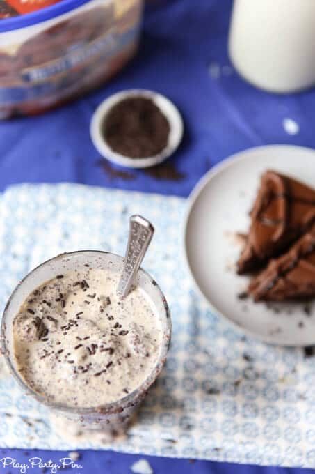 Pokud milujete dort a zmrzlinu, pak je tento recept na koktejl s čokoládovým dortem ideální pro vás! Jeden z nejúžasnějších receptů na mléčné koktejly I