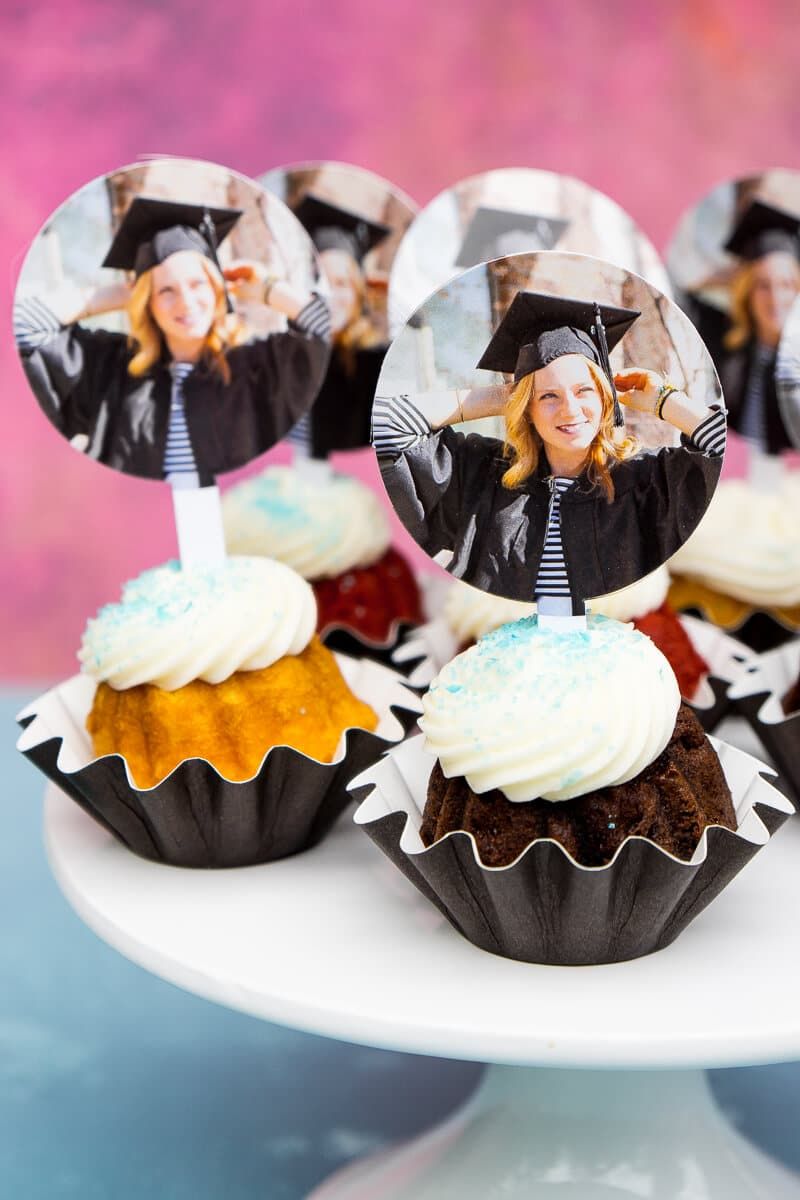 ¡Imagina las decoraciones perfectas para la fiesta de graduación para celebrar a tu graduado de la mejor manera! ¡Me encanta cómo incorporaron fotos en la comida de la fiesta de graduación, los juegos de la fiesta de graduación y más!