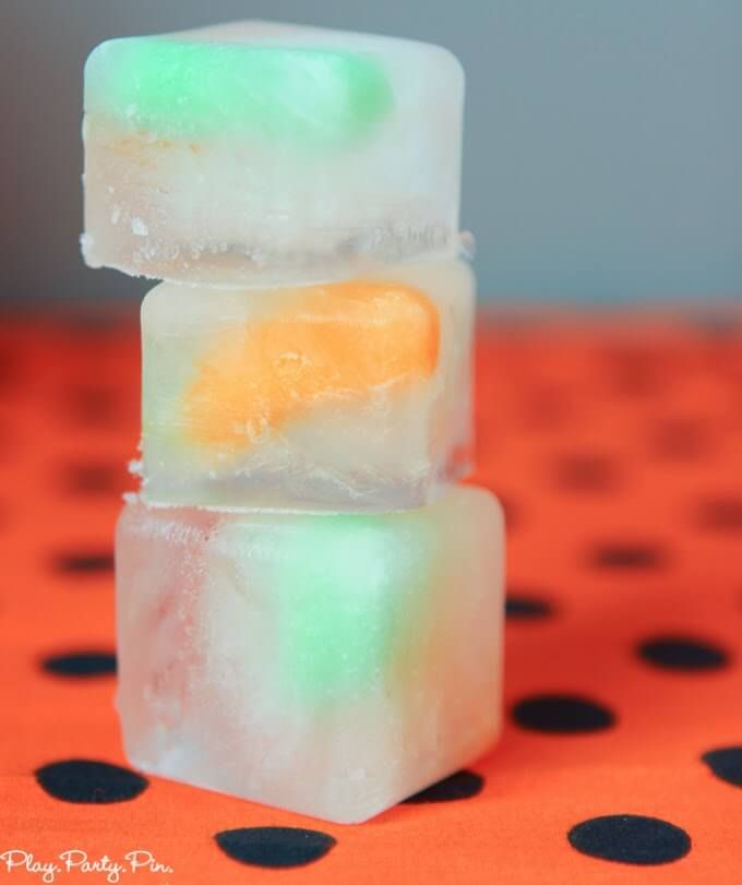 Ледени кубчета леден червей за приготвяне на зловещи пълзящи напитки за Хелоуин