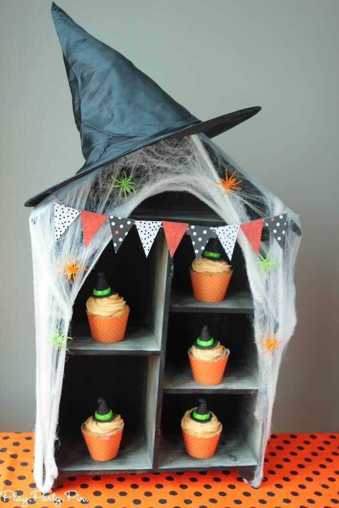 Exhibición de la magdalena de la fiesta de Halloween de la casa de madera