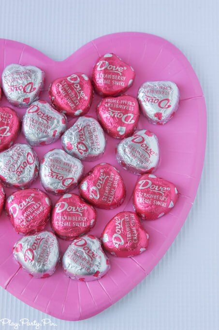Esta noche de chicas Craft Your Heart Out de www.playpartyplan.com es una de las más lindas de San Valentín