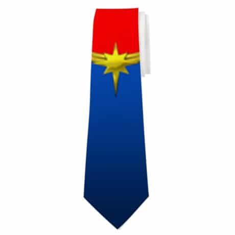 Esta corbata es perfecta para un disfraz de Capitán Marvel para hombre.