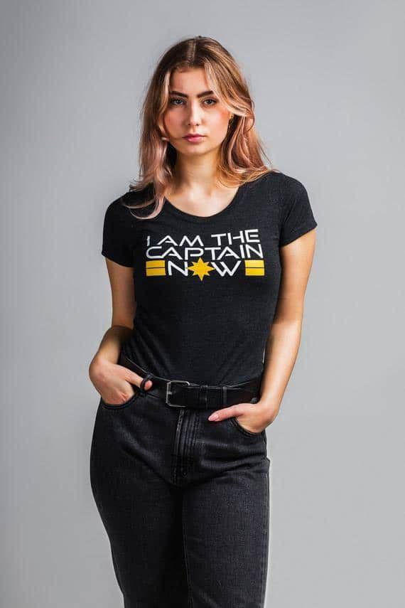 Una camiseta de Capitán Marvel para una simple idea de disfraz.