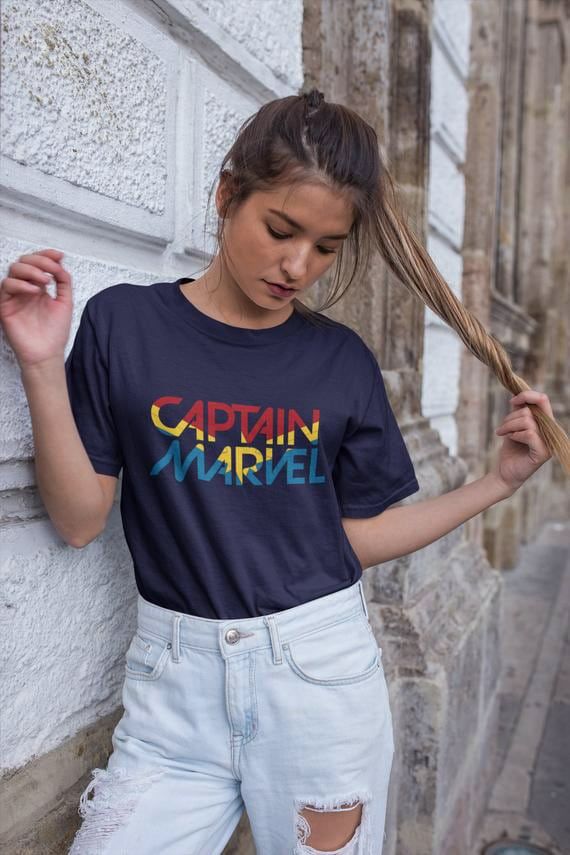 Agrega esta camiseta a tu disfraz de Capitán Marvel