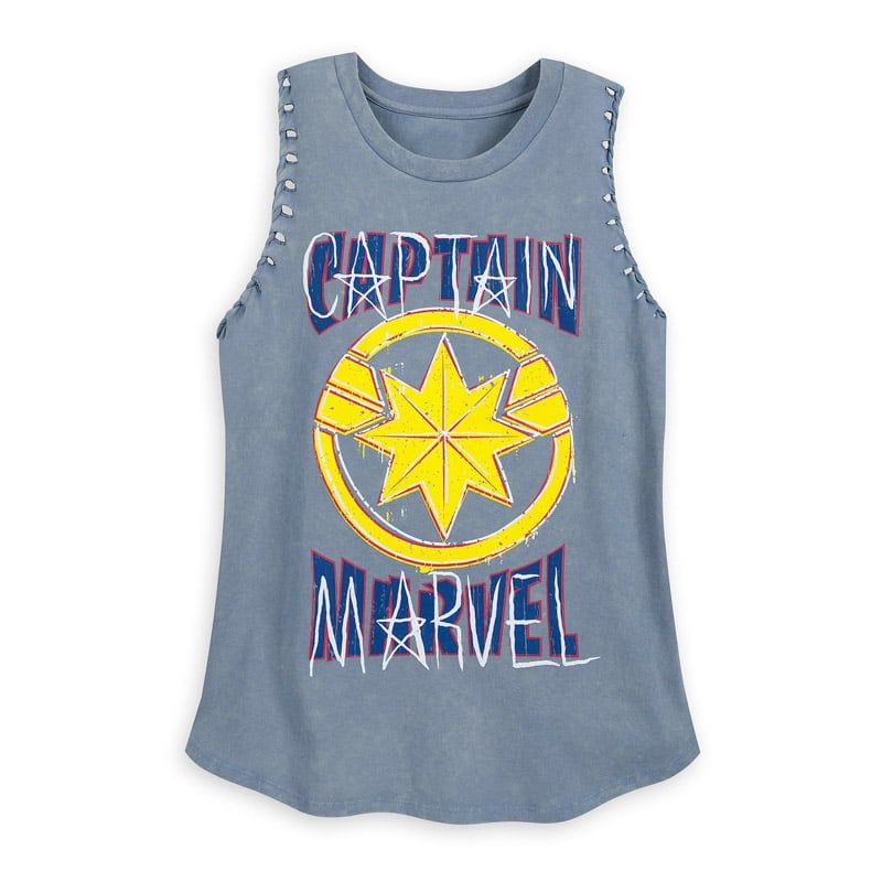 Una camiseta de Capitán Marvel sin mangas.