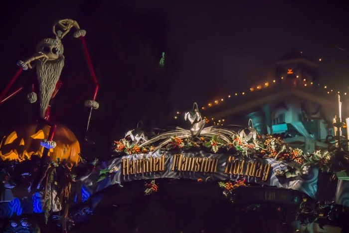 Jack Skellington v Haunted Mansion během Disneylandu Halloween