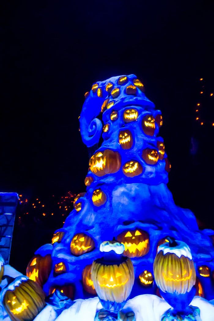 Nočna mora s strašnimi dvorci pred božičnim prekrivanjem v noči čarovnic Disneylanda