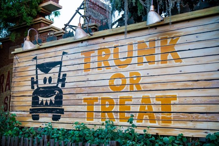 Sinalização Disneyland Halloween Time Trunk or Treat