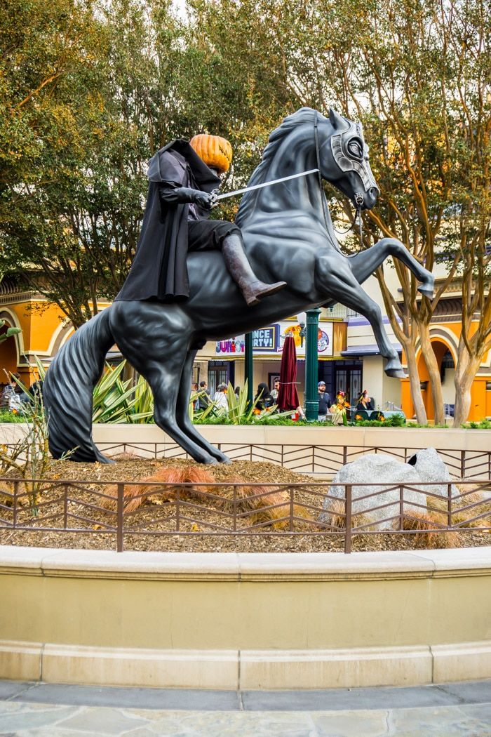 Bezgłowy jeździec na imprezie Halloween w Disneylandzie