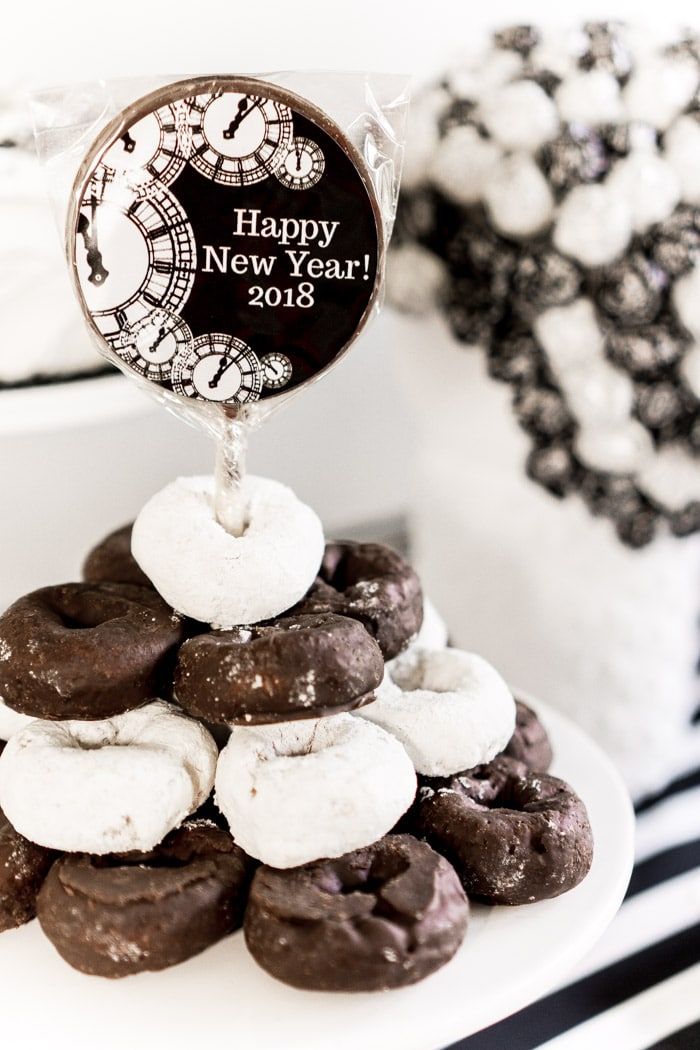 नए साल के लिए काले और सफेद डोनट्स