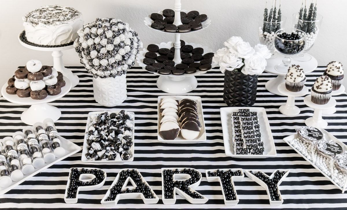 Meja pesta hitam dan putih yang hebat