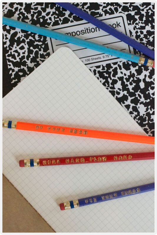 Personalizované tužky na mramorovém notebooku