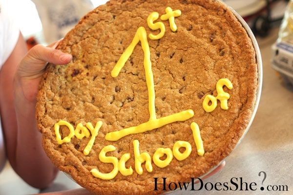 μεγάλο μπισκότο με την 1η μέρα του σχολείου με κίτρινο πάγωμα