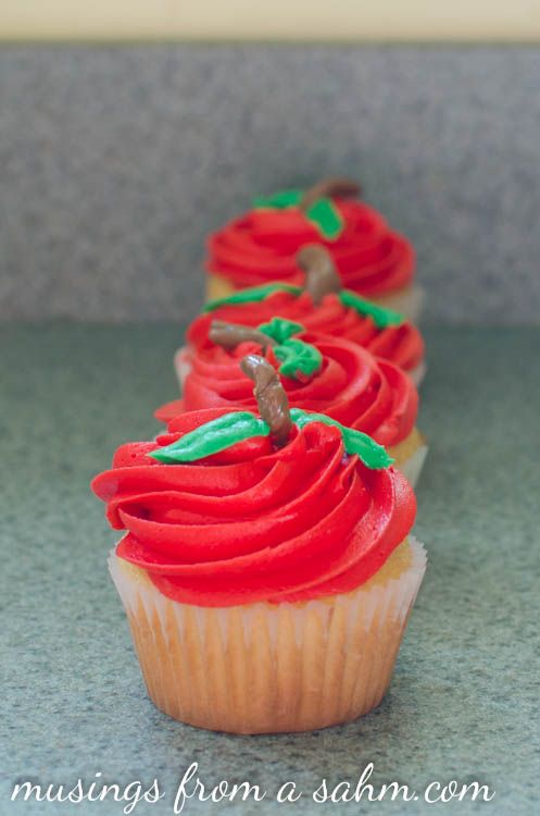 sárga cupcakes vörös cukormázzal és zöld csokoládé levelekkel